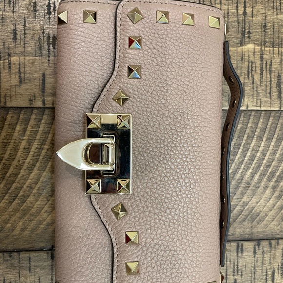 ROCKSTUD GRAINY CALFSKIN WALLET WITH CHAIN STRAP - Picture 2 of 10